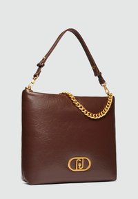 Borsa a tracolla in pelle marrone con finitura testurizzata, accentuata da una catena dorata e dettaglio del logo sul fronte. Tracolla regolabile per il trasporto.