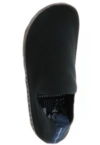 Černá nazouvací bota vyrobená z texturované tkaniny, s kulatou špičkou a tenkou gumovou podrážkou. Obsahuje modrý akcent na patě a vzorovanou vnitřní podrážku.