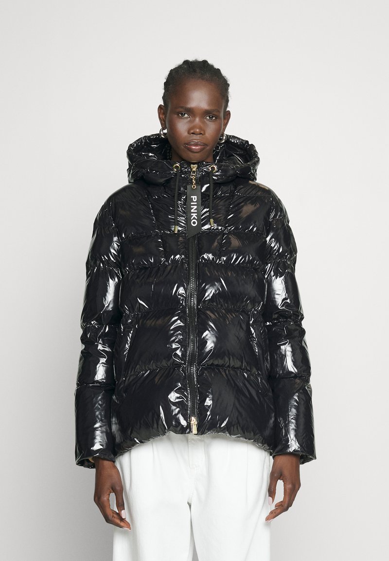 Czarna kurtka puchowa o błyszczącej powierzchni, z zamkiem błyskawicznym z przodu, przymocowanym kapturem i detalem z logo na suwaku. Teksturowany pikowany design.