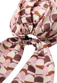 Silk tørklæde med geometrisk mønster i pink, brunt og beige, der har en samlet elastisk detalje og lange, flydende ender.