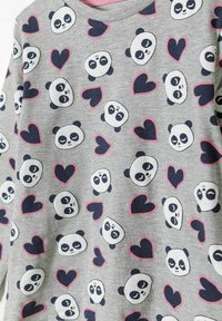 Siva majica dugih rukava s ponavljajućim uzorkom panda lica i ružičastih srca. Materijal izgleda mekano i lagano, s okruglim izrezom na vratu.