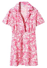 Vestido floral rosa con mangas cortas, cuello, botones frontales y cintura ceñida. Presenta patrones de flores blancas sobre una tela texturada.