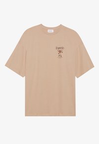 Camiseta de manga corta color beige hecha de algodón. Presenta un diseño impreso en el área del pecho izquierdo con texto y elementos gráficos.