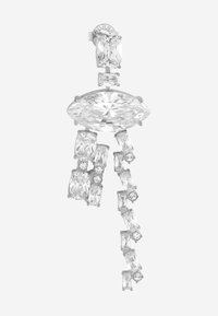 Ohrring in Silberoptik mit verschiedenen klaren, geschliffenen Kristallen in ovalen und rechteckigen Formen, mit einem kaskadierenden Design und GUESS-Branding oben.