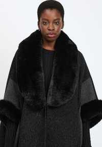 INFLUENCER Mantella - black