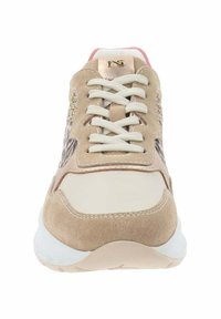 Baskets en daim beige avec une semelle en caoutchouc blanc, des lacets et des accents. Panneau lisse beige sur l'avant, avec un motif décoratif. Détail en métal doré.