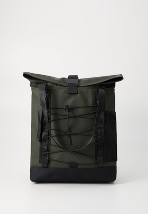 Žalias ritininis kuprinės krepšys, pagamintas iš patvarios medžiagos, su juodais akcentais, šnervinių detalėmis, šonine tinkline kišene ir reguliuojamomis petnešomis.