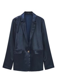 Blazer en satin bleu marine avec revers crantés, fermeture à un bouton, manches longues et deux poches à rabat à l'avant.