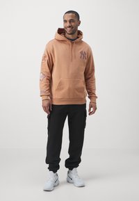 New Era MLB NEW YORK YANKEES WORLD SERIES HOODY - Vereinsmannschaften - beige