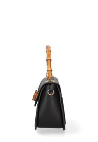 Borsa in pelle nera con manico in bambù, dettagli in hardware dorato, forma rettangolare, texture liscia e vista laterale che mostra le chiusure.