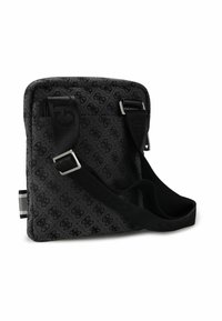 Borsa a tracolla nera con motivo a disegni, dotata di una tracolla robusta e dettagli in argento. Tessuto texturizzato con design a logo ripetuto. Forma compatta e rettangolare.