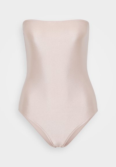 Maiô sem alças em tecido rosa claro suave e brilhante. Apresenta uma textura lisa com um design ajustado e uma abertura de perna com corte alto.