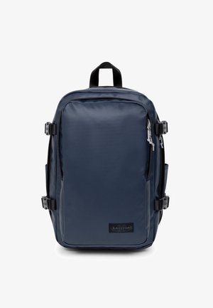 Tmavě modrý batoh s obdélníkovým tvarem, vyrobený z odolné látky. Má dvojité zipy, nastavitelné popruhy a logovou nášivku.