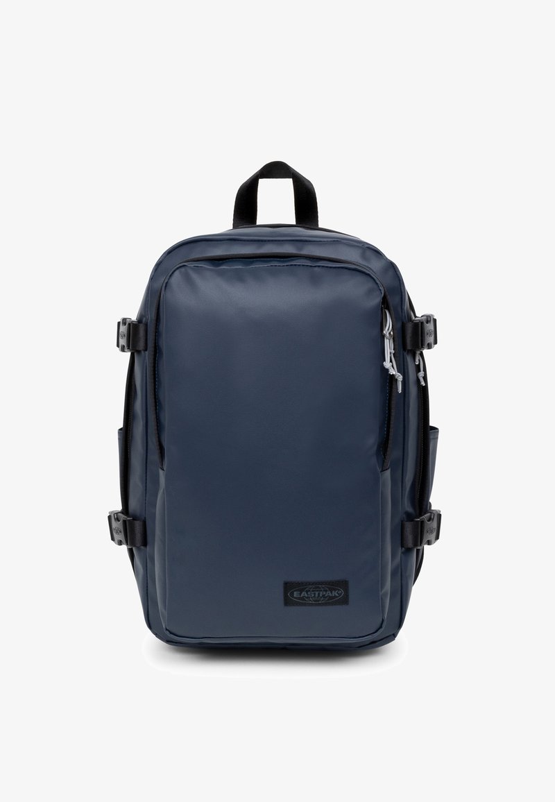 Sac à dos bleu marine de forme rectangulaire, fabriqué en tissu durable. Dispose de doubles fermetures éclair, de bretelles réglables et d'un écusson logo.