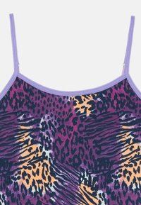 Débardeur noir et violet avec des motifs imprimés animaliers. Fabriqué en tissu doux avec des bretelles fines et des finitions lilas.