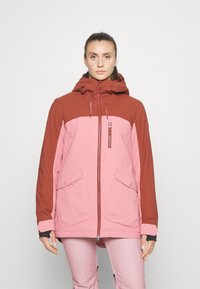 Vattentålig jacka i rosa och brun färgblockdesign, med huva, dragkedja, två framlommor och ribbad ärmavslut.