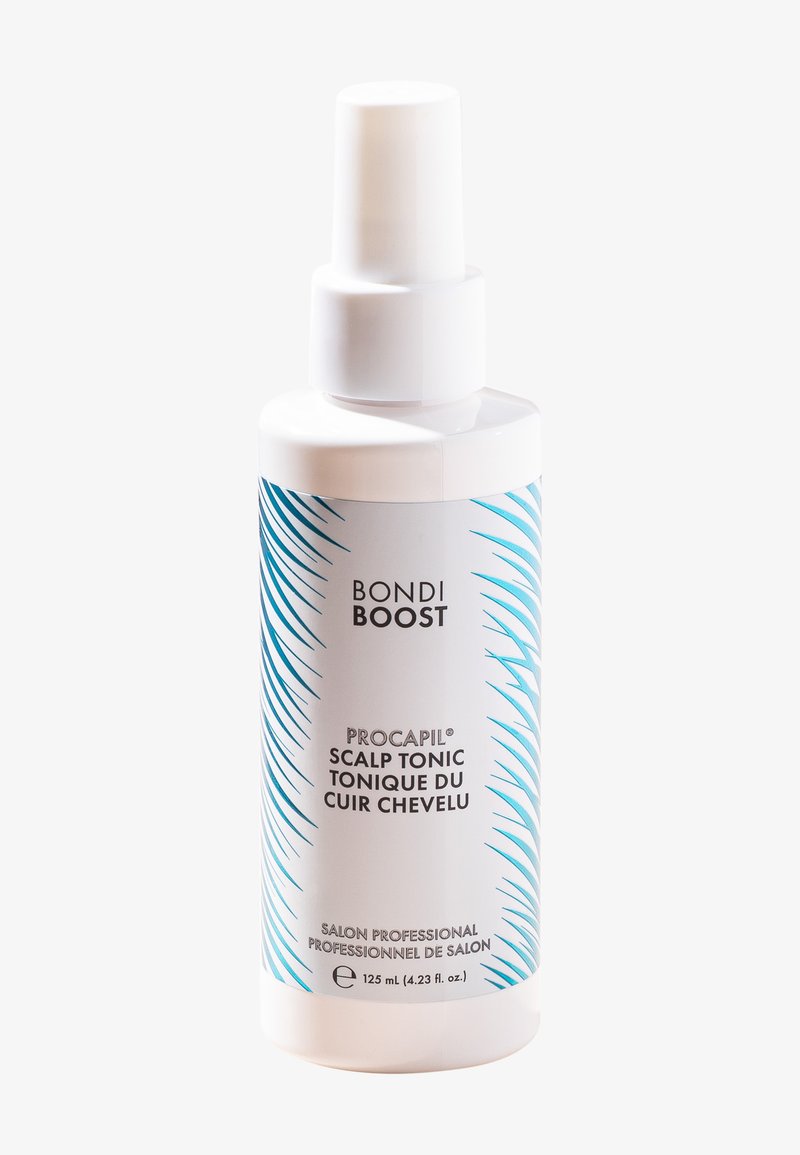 Flasche mit Kopfhaut-Tonik, weißer Körper und blauer wellenförmiger Design. Mit Pumpendüse. Inhalt von 125 ml, beschriftet mit "BONDIBOOST" und "PROCAPIL."