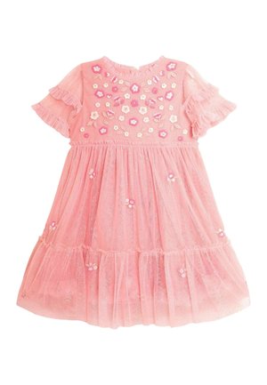 Rózsaszín tüll kisgyermek ruha fodros rövid ujjal, hímzett rózsaszín és fehér virágokkal a felsőrészén és a szoknyán, valamint csillogó anyag részletekkel.