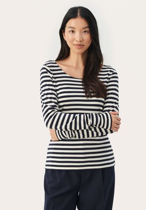 Maglia a maniche lunghe con strisce orizzontali blu navy e bianche, scollo a barca largo e design aderente. Materiale di cotone morbido e elasticizzato.