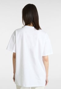 Hvid bomulds T-shirt med korte ærmer, rund halsudskæring og lige snit, uden mønstre eller yderligere detaljer.