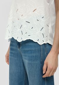 s.Oliver MIT STICKEREI - Print T-shirt - creme