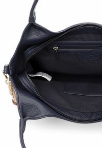 Granatowa skórzana torebka z teksturowanym wnętrzem. Posiada kieszeń na zamek oraz kieszeń wsuwaną, wnętrze wyłożone ciemną tkaniną.