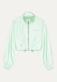 Avkortad mintgrön satinjacka med hög krage, framdragkedja, två sidofickor, elastiska ärmslut och textdetalj "FRESH VIBES".