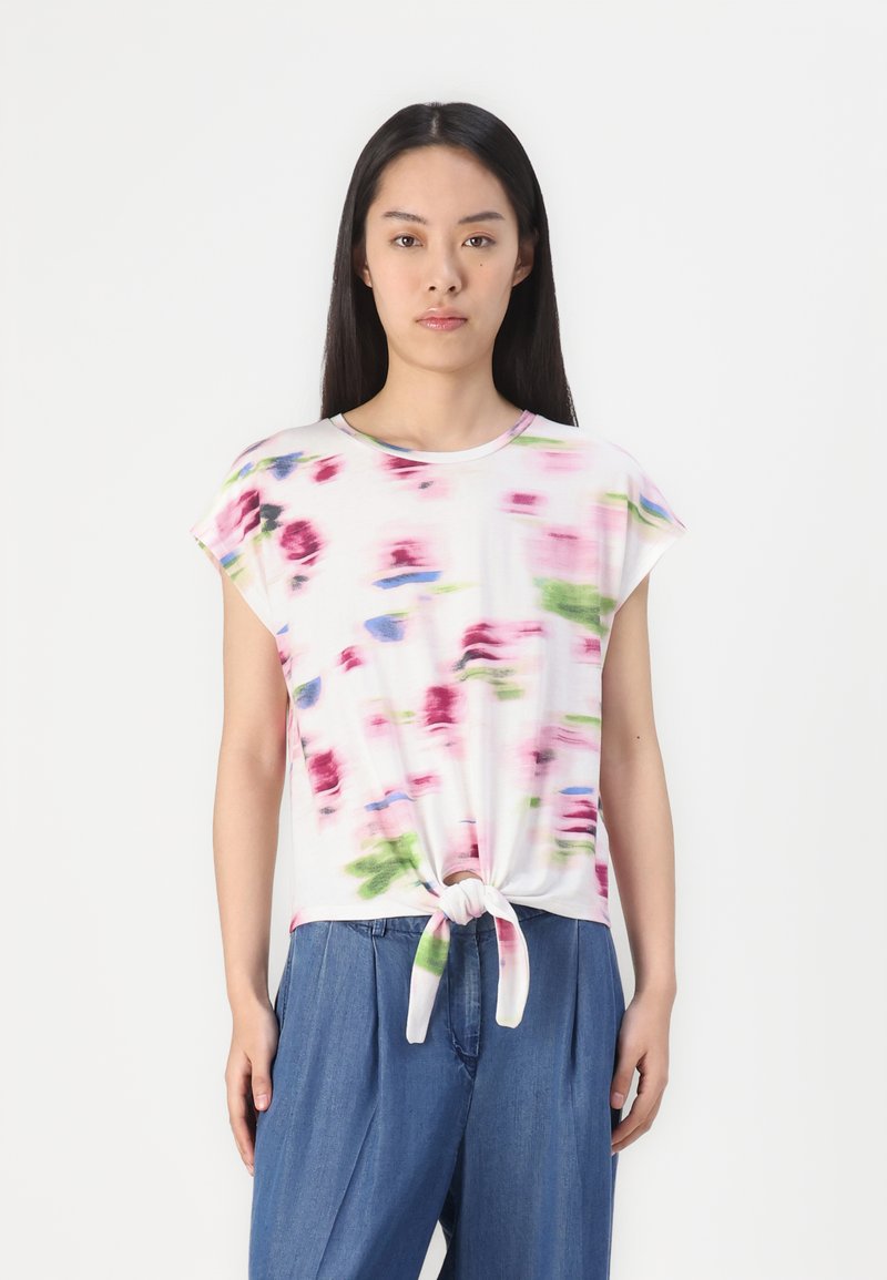 Kurzarm-Top mit Bindeband aus weichem Material in einem abstrakten Muster in Pink, Grün und Blau, mit lockerer Passform und abgerundetem Saum.