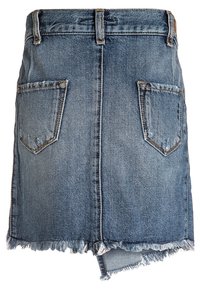 Falda de mezclilla en azul medio con dobladillo deshilachado, dos bolsillos traseros, trabillas para cinturón y un diseño ajustado. Sin cierres visibles en la parte delantera.