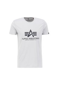 Camiseta de algodón blanca que presenta un gran logo negro de "Alpha Industries" con un diseño en forma de A y rayas horizontales en la parte frontal.