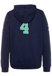 Felpa blu navy con il numero verde "4" sulla schiena. Presenta maniche lunghe e un cappuccio con cordini. Include dettagli rossi e blu sulle maniche.