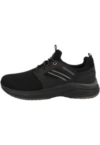 Schwarzer Sportschuh mit einem atmungsaktiven Mesh-Obermaterial, verstärkten Seiten, strukturiertem Gummisole und elastischen Schnürsenkeln für einen sicheren Sitz.