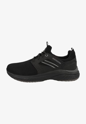 Czarne sportowe buty z oddychającą siateczką na cholewce, wzmocnionymi bokami, wzorzystą gumową podeszwą i elastycznymi sznurowadłami zapewniającymi wygodne dopasowanie.