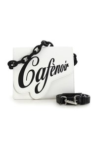 Hvid faux læder håndtaske med en sort kæde-rem, der har et fremtrædende sort skriftdesign, som siger "Cafènoir" på fronten.
