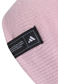 Svetloružová pletená čiapka s textúrovaným vzorom a čiernym štítkom s bielym logom Adidas a textom.