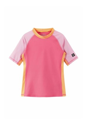 Rash guard z krótkim rękawem, z różowym frontem, jasnoróżowymi rękawami oraz żółtym kołnierzem i bocznymi panelami, z małym czarnym logo na lewym rękawie.