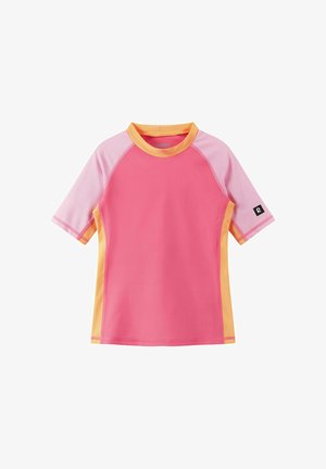 Rash guard z krótkim rękawem, z różowym frontem, jasnoróżowymi rękawami oraz żółtym kołnierzem i bocznymi panelami, z małym czarnym logo na lewym rękawie.