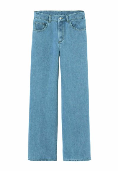 Jean en denim bleu clair avec une taille haute, une coupe droite, des poches avant et un unique bouton en métal à la taille.