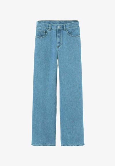 Jean en denim bleu clair avec une taille haute, une coupe droite, des poches avant et un unique bouton en métal à la taille.