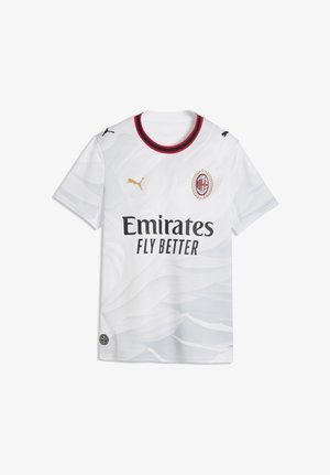 Maillot de football blanc de l'AC Milan avec col rouge et noir, logo doré Puma, écusson du club, et texte du sponsor "Emirates Fly Better" à l'avant.