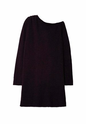 Vestido de punto de manga larga y hombros al descubierto en púrpura oscuro. Presenta puños y dobladillo acanalados, una textura suave y una silueta relajada.