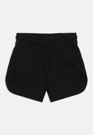 Zwarte korte broek met elastische taille, trekkoord, gebogen zoom en zijzakken, plat liggend op een witte achtergrond.