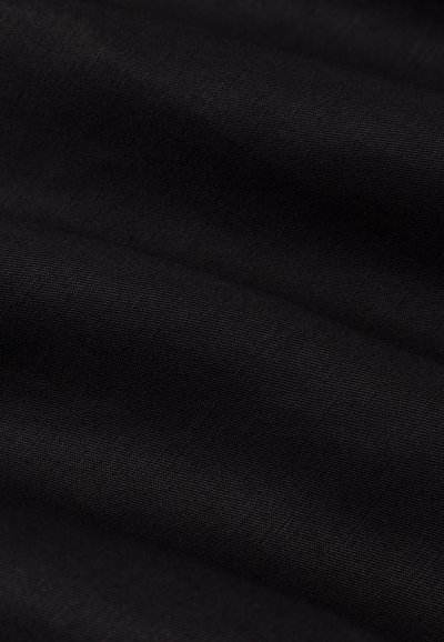Tissu noir avec une texture lisse, présentant un tissage subtil et une couleur sombre uniforme, idéal pour diverses applications textiles.