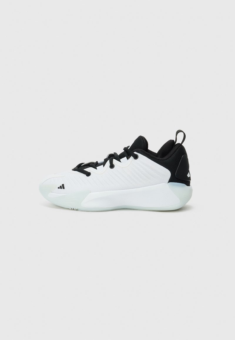 Chaussure de sport blanche avec une tige texturée, des accents noirs et une semelle extérieure translucide. Elle est dotée de lacets et d'une languette au talon.