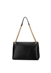 Sac à main en cuir noir de forme rectangulaire, doté d'une bandoulière en chaîne dorée et d'accents en cuir noir. Texture lisse avec un minimum de couture.