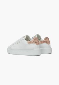 Sneaker bianchi in pelle con una superficie liscia, dotate di un accento rosa oro scintillante sul tallone e una spessa suola in gomma bianca.