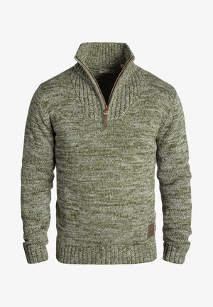 Zielony sweter dzianinowy z wysokim kołnierzem i półzamkiem. Teksturowany wzór oraz ściągacze przy mankietach i na dole. Skórzana łatka z logo z boku.