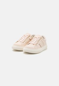 Heledad roosad sneakerid siledast nahast viimistlusega, valge kummist tald, ümmargune nina ja klassikaline paeltega disain, millel on kuldse tooni silmad.