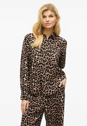 Lepelprint loungewear set in zachte stof; overhemd met knopen en kraag, twee borstzakken en lange mouwen. De broek heeft een ontspannen pasvorm.