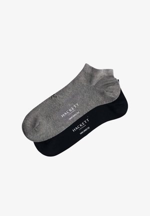 Due paia di calzini: uno grigio e uno nero. Entrambi presentano una texture liscia, lunghezza alla caviglia e la scritta "HACKETT" stampata vicino ai polsini.